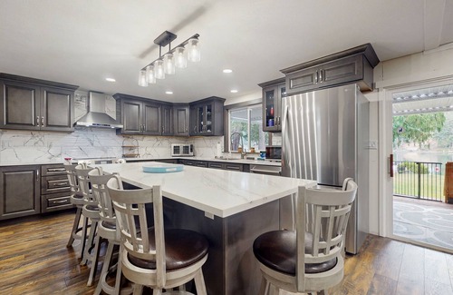 Shelton Casa | House right on the lake w/ hot tub, kayak, SUP & games - great location
