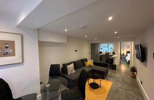Brondesbury Casa | House - Sleeps 4 & Free Parking