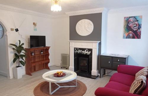 Chadwell Casa | House - Sleeps 8 - Garden - Parking