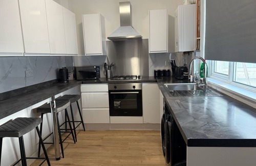 Bridgend Casa | House - Sleeps 8 - Parking - WiFi