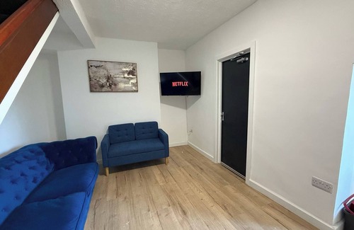 Bridgend Casa | House - Sleeps 8 - Parking - WiFi