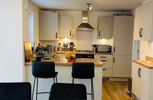 Burton Latimer Casa | House-sleeps 8-parking-garden