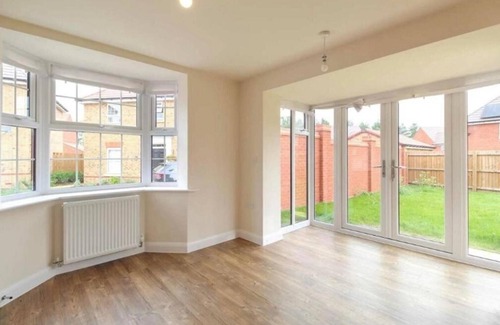 Burton Latimer Casa | House-sleeps 8-parking-garden