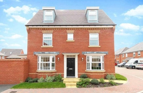 Burton Latimer Casa | House-sleeps 8-parking-garden