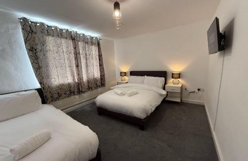 Bridgend Casa | House - Sleeps 8 - Parking - WiFi