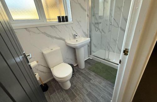 Bridgend Casa | House - Sleeps 8 - Parking - WiFi
