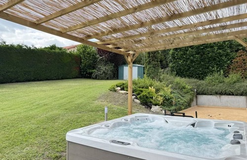 Aubiere Apartamento | House sleeps 8 with Jacuzzi / Pétanque court