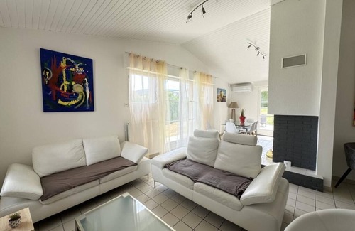 Aubiere Apartamento | House sleeps 8 with Jacuzzi / Pétanque court