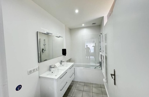 Aubiere Apartamento | House sleeps 8 with Jacuzzi / Pétanque court