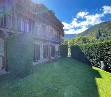 Riu de Cerdanya Chalet De Esquí | House surrounded by mountain and nature