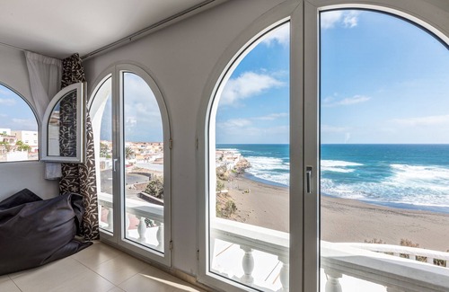 Telde Villa | Casa con terraza 100m sobre la playa.Magníficas vistas180ºplaya.Golf. Wifi free