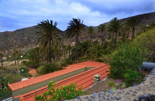 Vallehermoso Casa | Casa rodeada de palmeras con vistas a la montaña y al mar