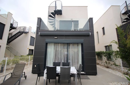 Torrevieja Chalet De Esquí | Casa Tindra Punta Prima