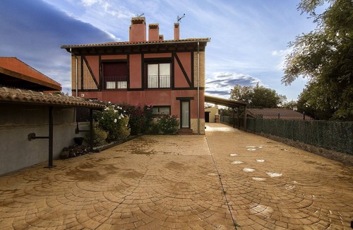 Revenga Cabaña | Casa para disfrutar con familia y amigos a sólo 8 minutos del centro Segovia.