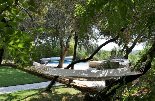 Suze-la-Rousse Casa | House under the oaks with dominant view