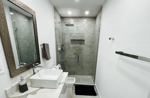 Olympia Heights Casa | Luxurious house con piscina climatizada, cancha de baloncesto