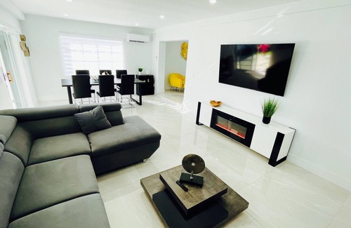 Olympia Heights Casa | Luxurious house con piscina climatizada, cancha de baloncesto