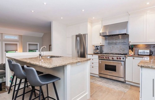 L'Ile-Bizard Casa | House with 3 floors and pool. Very cozy and chalet like. Near golf course.