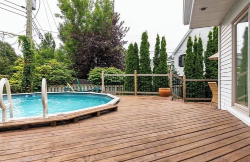 L'Ile-Bizard Casa | House with 3 floors and pool. Very cozy and chalet like. Near golf course.