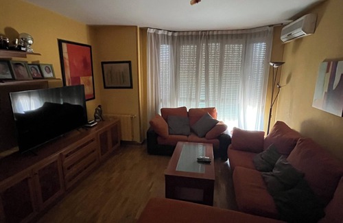 Rosas Casa | Casa con habitación y baño.