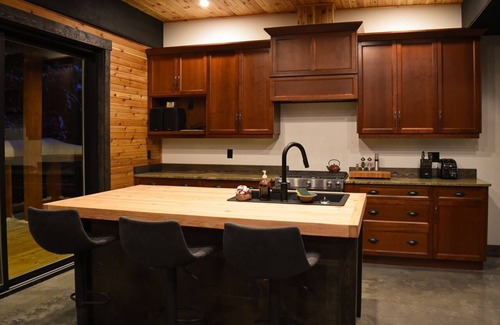 Rossland Casa | House with bridge, walk around deck, rooftop patio, 24' glass door & much more!!