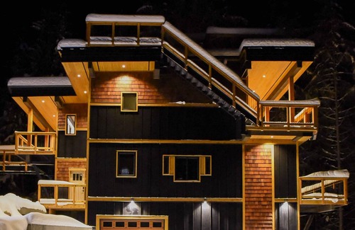 Rossland Casa | House with bridge, walk around deck, rooftop patio, 24' glass door & much more!!