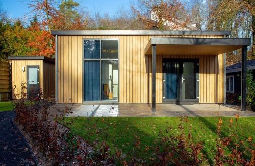 Municipality of Rhenen Chalet De Esquí | House with dishwasher, in nature reserve