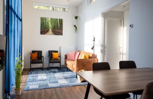Municipality of Rhenen Chalet De Esquí | House with dishwasher, in nature reserve