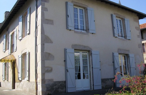 Latronquiere Casa | House with fenced garden in village