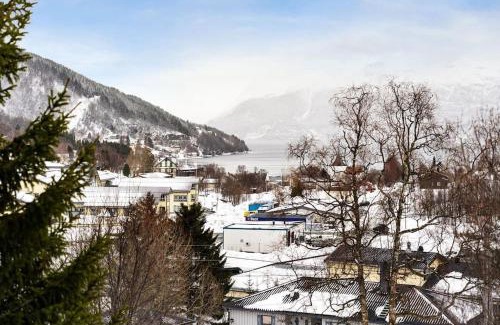 Lyngseidet Casa | House with garage in central Lyngen