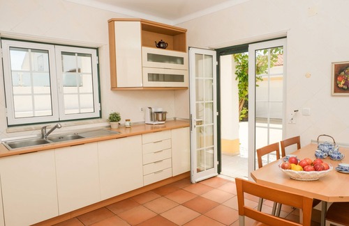 Ericeira Casa | Casa con amplio jardín, barbacoa y vista al mar, ideal para familias.