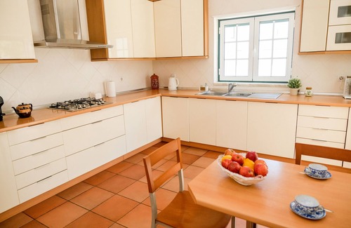 Ericeira Casa | Casa con amplio jardín, barbacoa y vista al mar, ideal para familias.