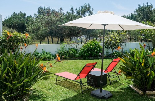 Ericeira Casa | Casa con amplio jardín, barbacoa y vista al mar, ideal para familias.