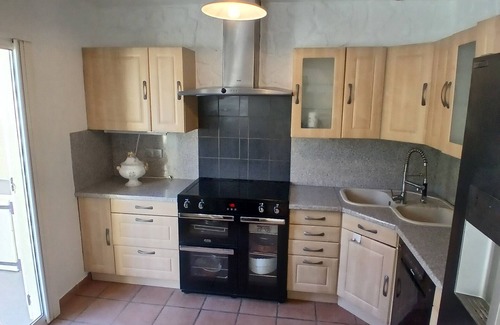 Entressen Casa | House with garden in a village in Provence, very popular with tourists.