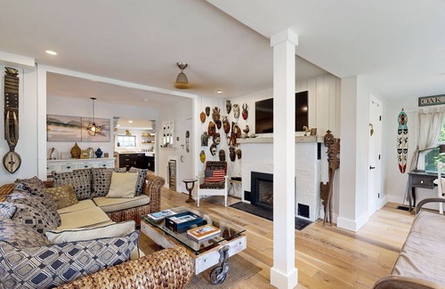 East Chop Casa | House with guest studio close to town and beach with grill, games, AC & patio