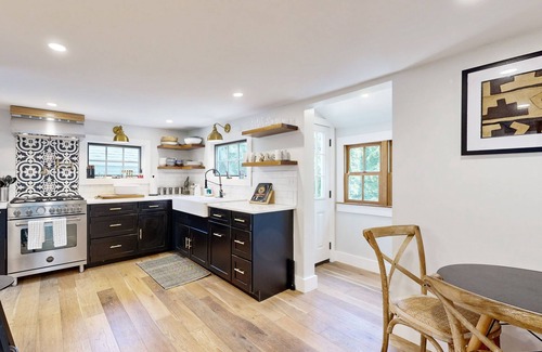 East Chop Casa | House with guest studio close to town and beach with grill, games, AC & patio