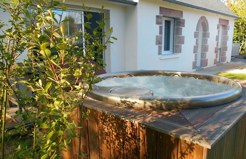 Erquy Casa | Casa con piscina climatizada, spa y sauna, amplio jardín.