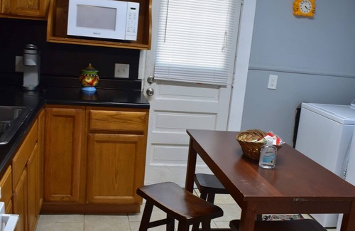 Highlands - Perkins Cabaña | House with King and Queen beds! Garfield Cottage @LSU