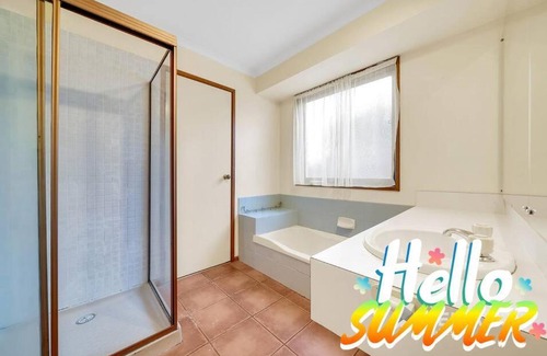 Hoppers Crossing Casa | House with Large Backyard for Kids near ZOO & Mall