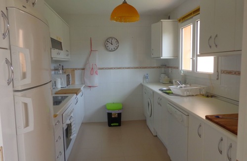 Puerto de la Duquesa Casa | Casa con gran jardín junto al mar, barbacoa, ideal familias.
