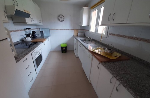 Puerto de la Duquesa Casa | Casa con gran jardín junto al mar, barbacoa, ideal familias.