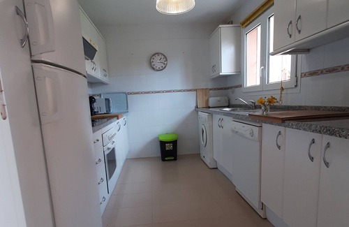 Puerto de la Duquesa Casa | Casa con gran jardín junto al mar, barbacoa, ideal familias.
