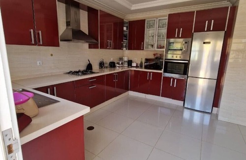 Luanda Casa | House with pool in a thriving and diverse district.