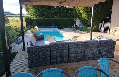 Groisy Casa | House with pool-large enclosed grounds-trampoline
