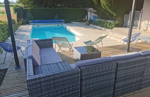 Groisy Casa | House with pool-large enclosed grounds-trampoline