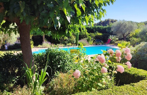 La Motte-dʼAigues Casa | Casa con piscina privada y jardín verde a los pies del Luberon.