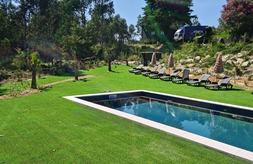 Bouro Chalet De Esquí | Casa con piscina y jacuzzi privados cerca de Gerês