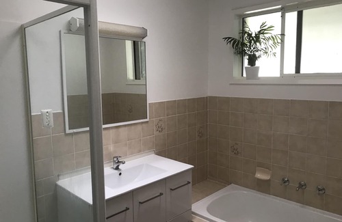 Wamberal Casa | House with spa, walking distance to beach