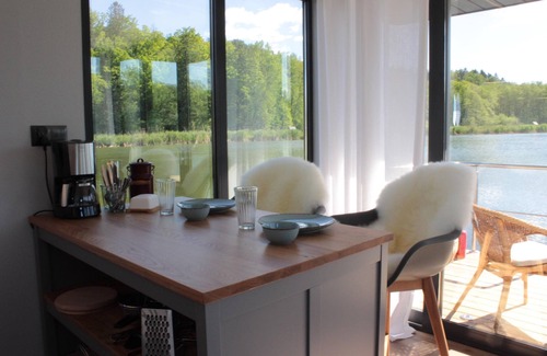 Kirchberg an der Raab Alquiler De Eote | Casa flotante "Schwanennest" en el lago con terraza y Wi-Fi