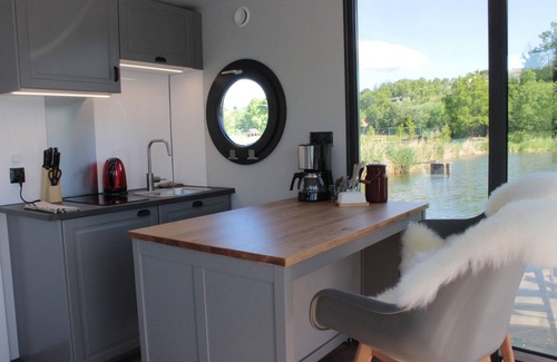 Kirchberg an der Raab Alquiler De Eote | Casa flotante "Schwanennest" en el lago con terraza y Wi-Fi
